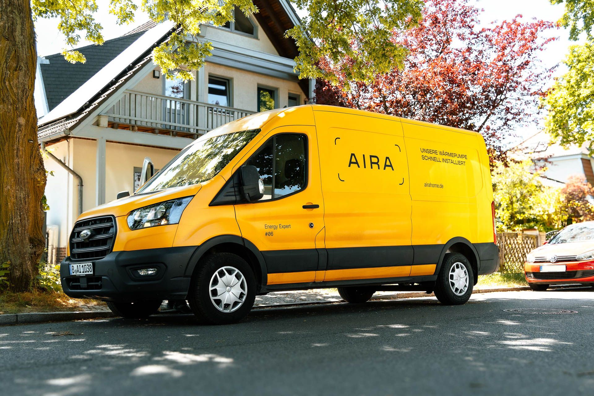 Ein Van des Wärmepumpen-Anbieters Aira vor einem Haus