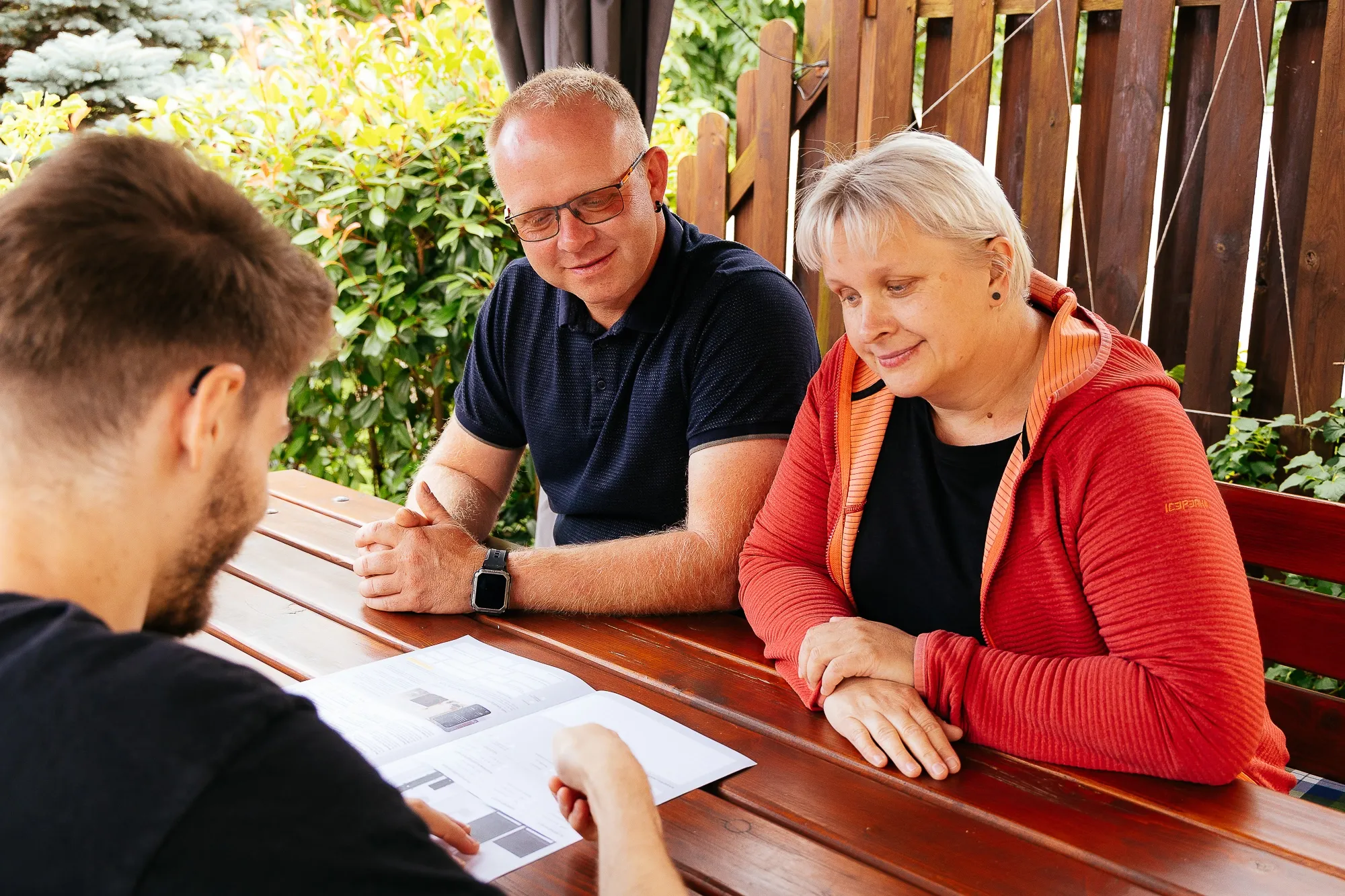 Ein Beratungsgespräch mit 3 Personen im Garten