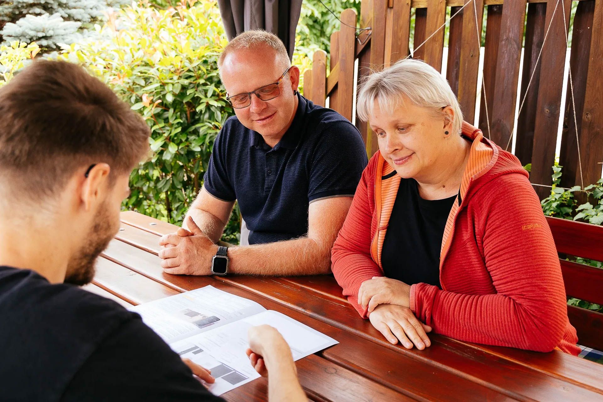 Energieberater mit einem Ehepaar bei der Beratung zum Umstieg auf eine Wärmepumpe