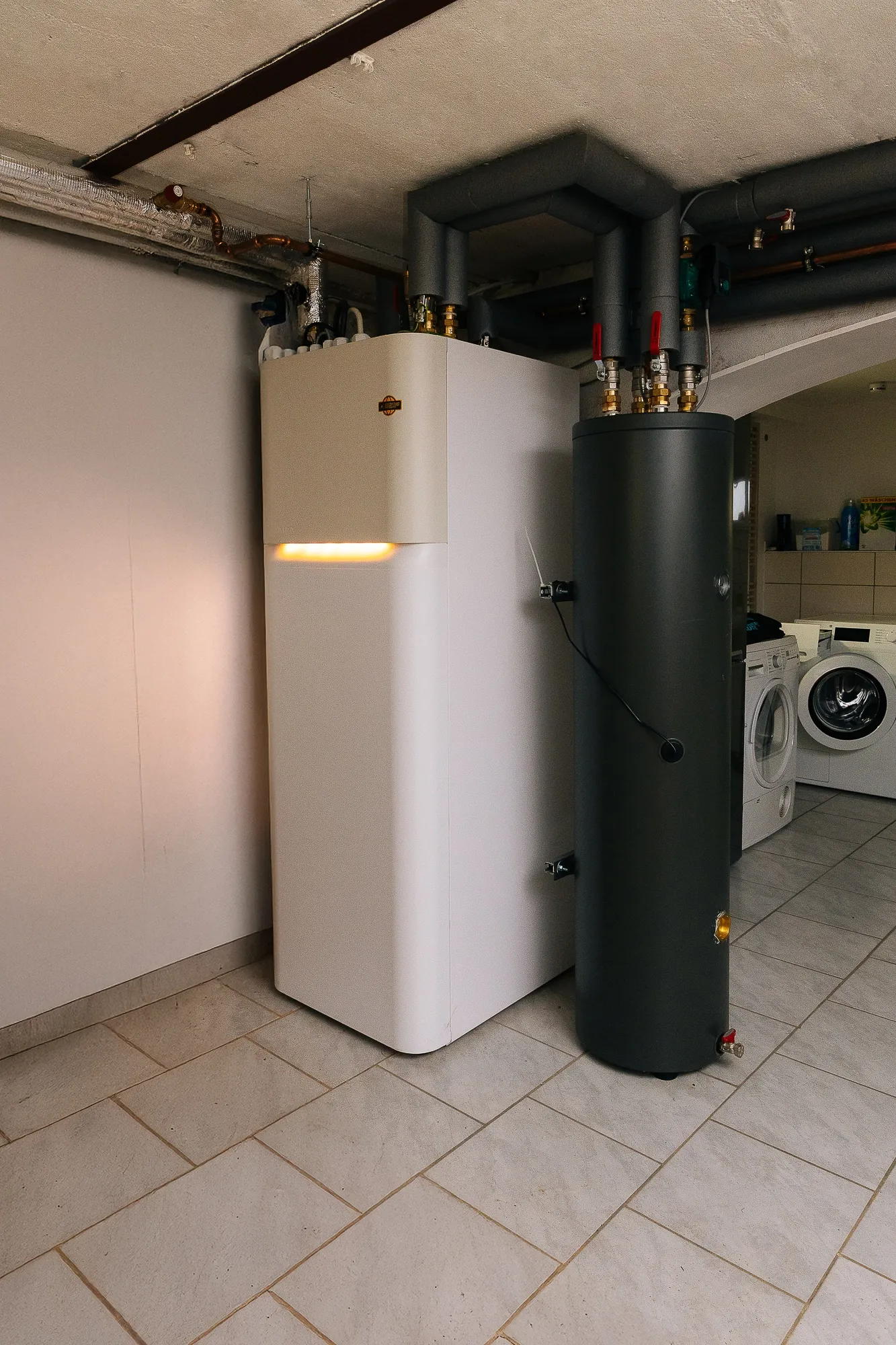 Warmwasserspeicher iund Pufferspeicher m Keller