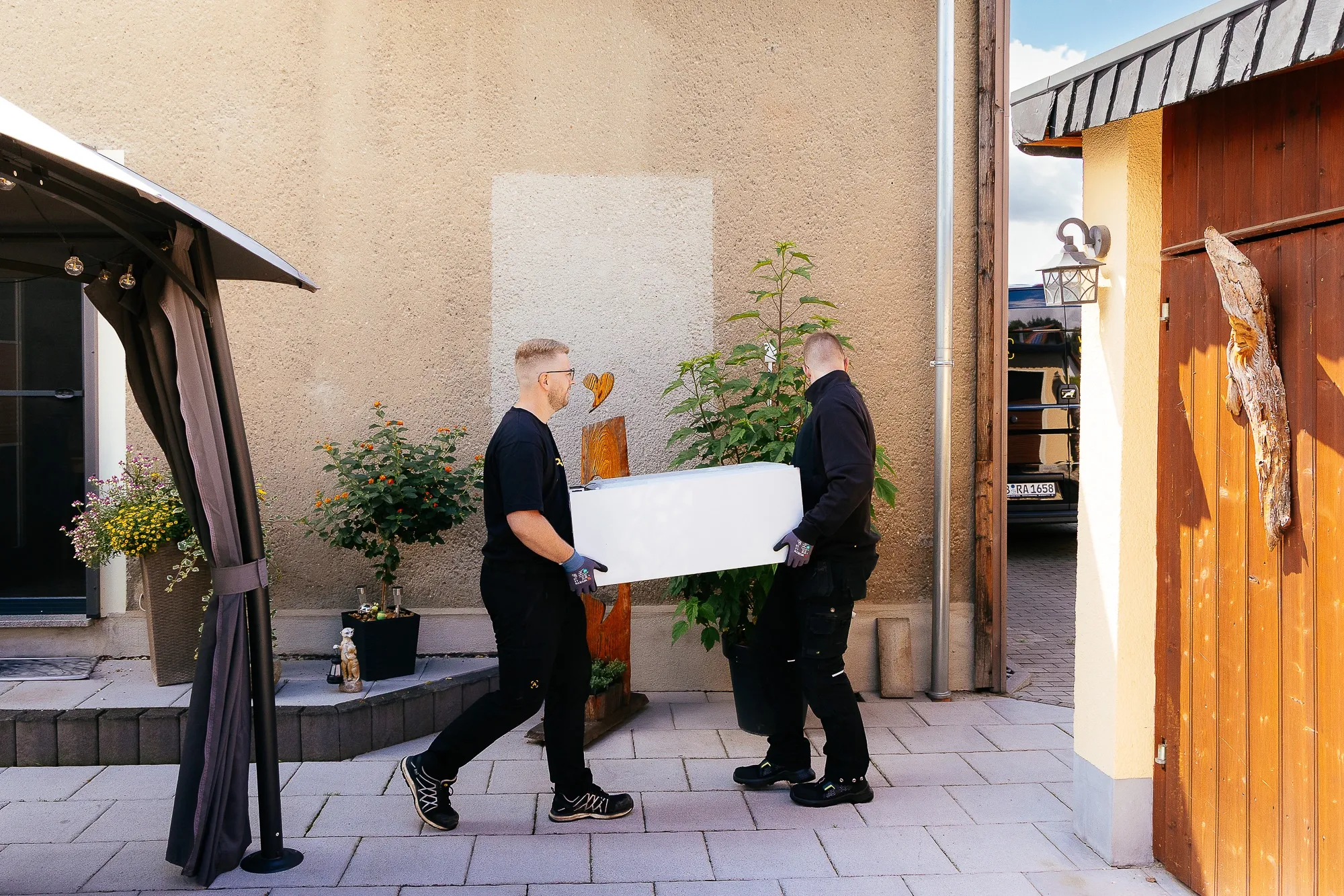Entsorgung einer alten Gasheizung durch zwei Monteure