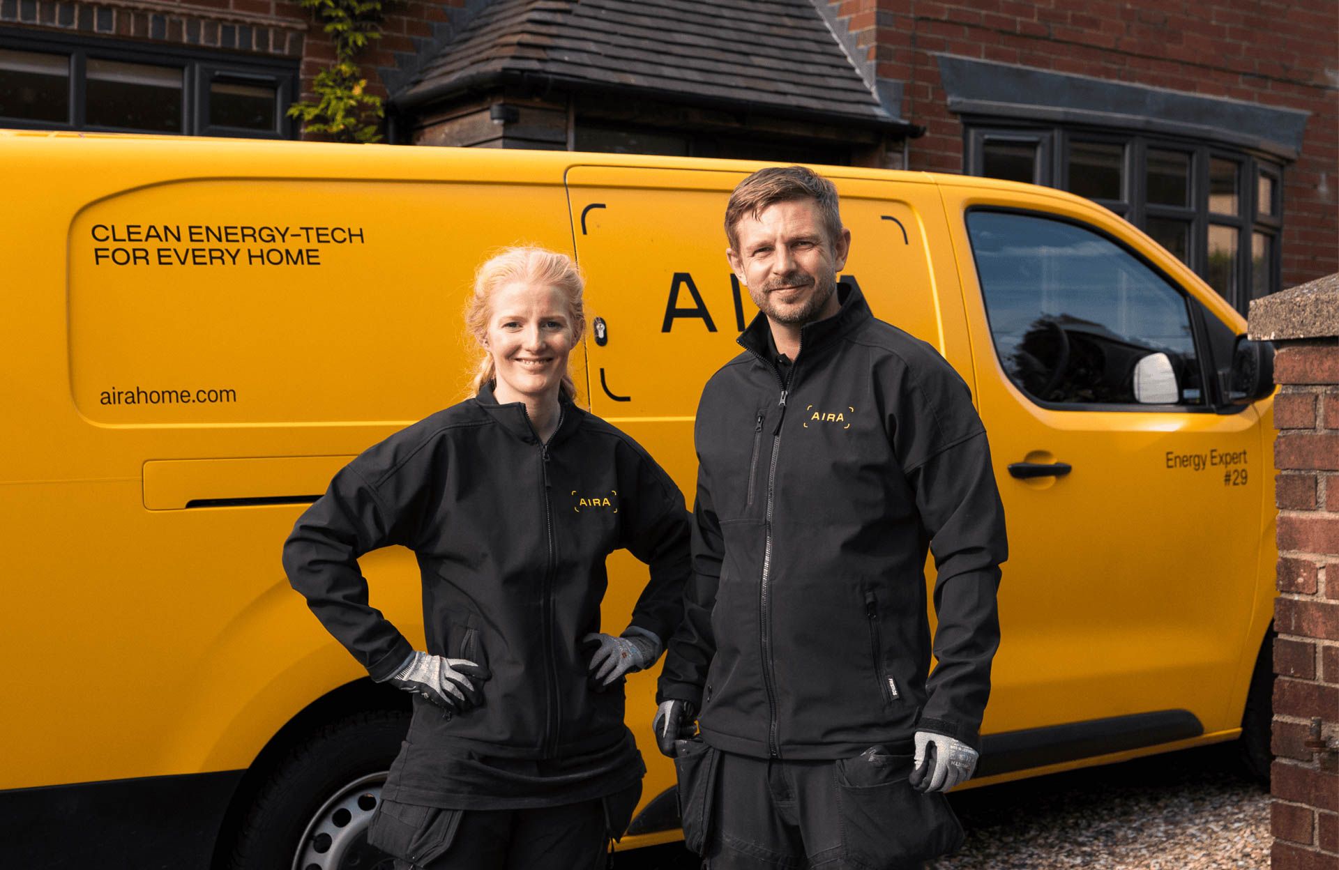 Zwei Handwerker mit einem gelben Auto