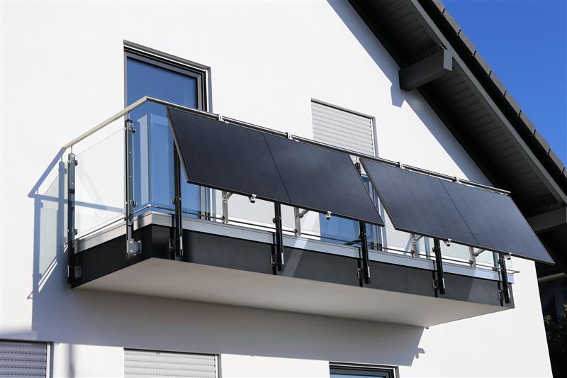 Balkonkraftwerk an einem Balkon angebracht