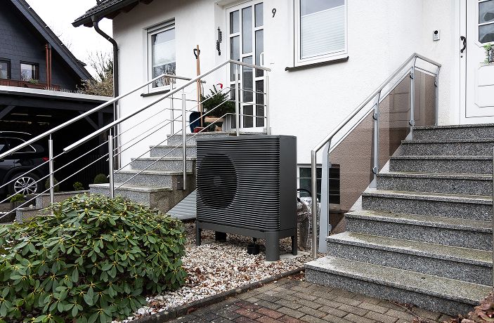 Wärmepumpe vor einer Doppelhaushälfte