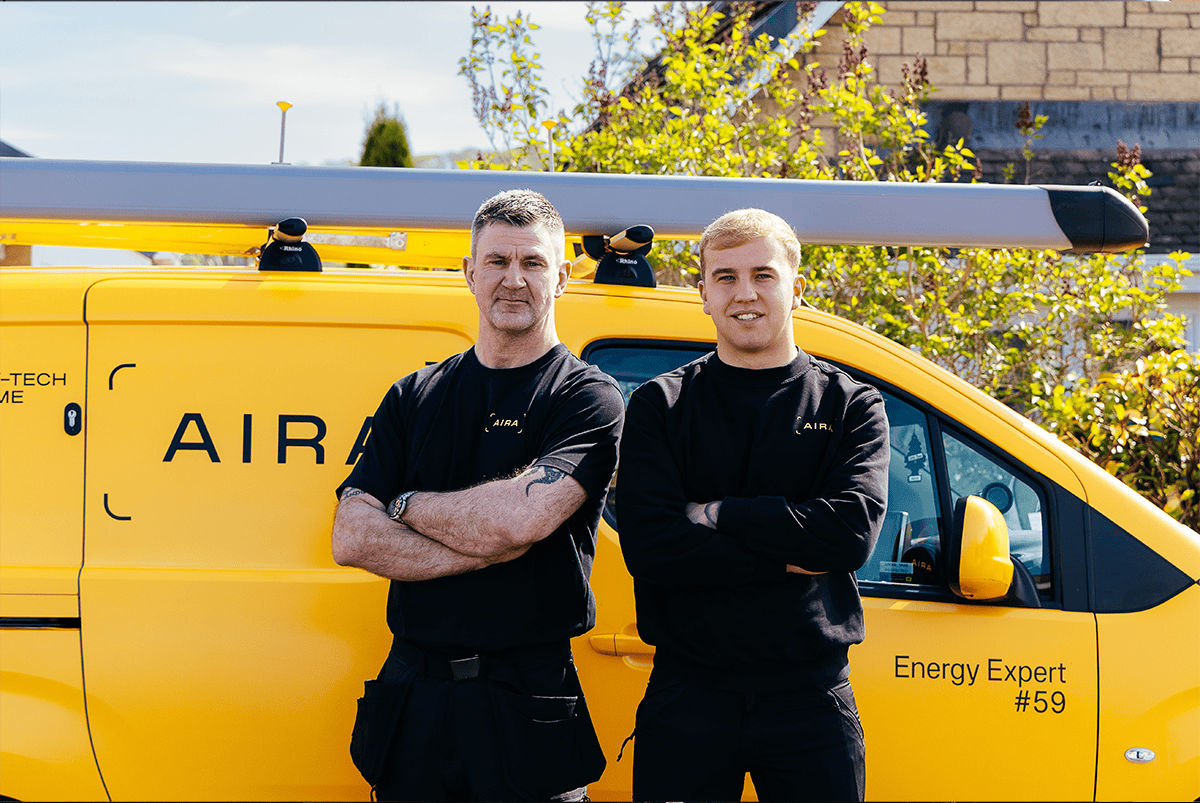 Zwei Installateure von Aira stehen vor einem Aira-Auto