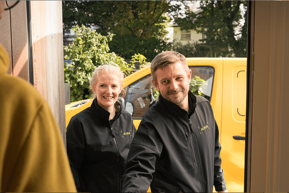 Zwei Installateure von Aira sind zu Besuch bei einem Interessenten